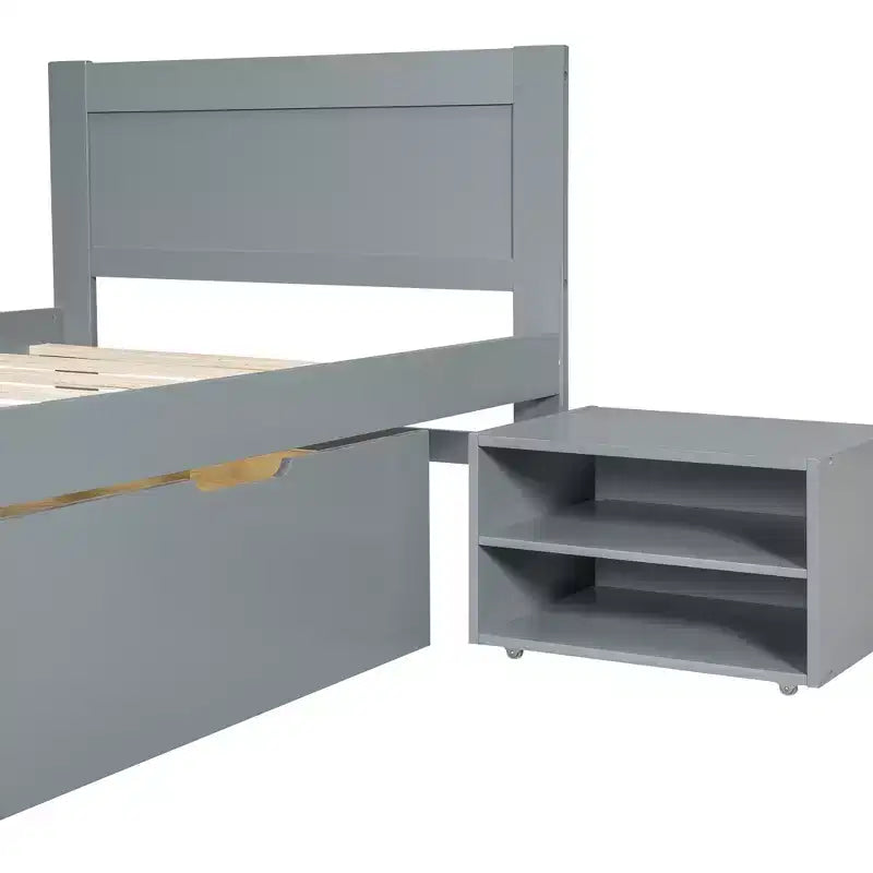 Letto a piattaforma in legno con cassetto portaoggetti e mensole