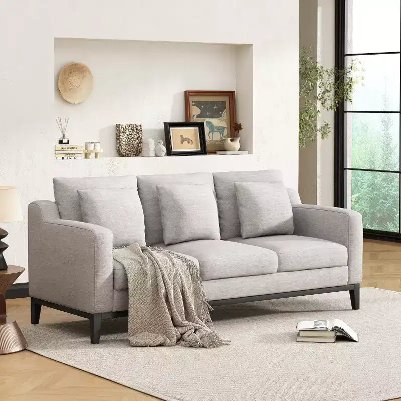 Divano imbottito a 3 posti con cuscini decorativi