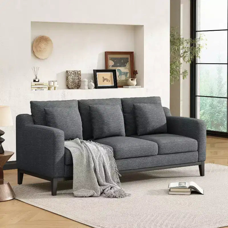 Divano imbottito a 3 posti con cuscini decorativi