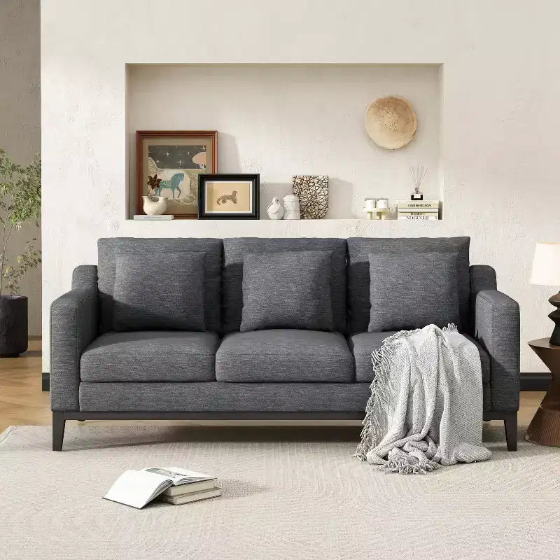 Divano imbottito a 3 posti con cuscini decorativi