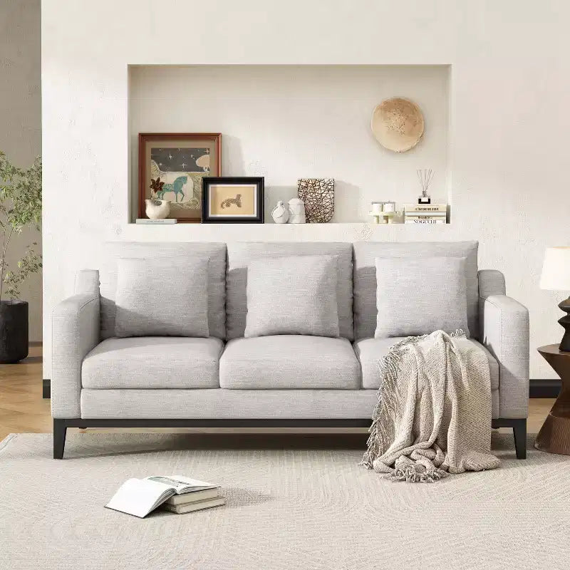 Divano imbottito a 3 posti con cuscini decorativi