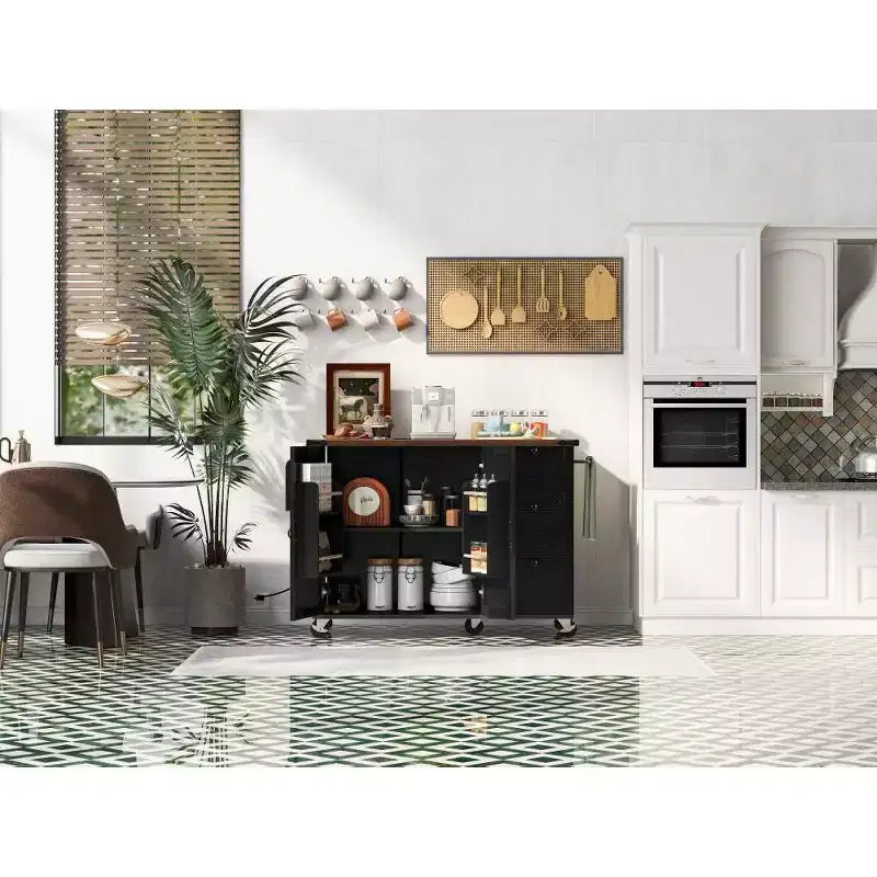 Grande isola da cucina su ruote con contenitore, anta a ribalta e presa di corrente