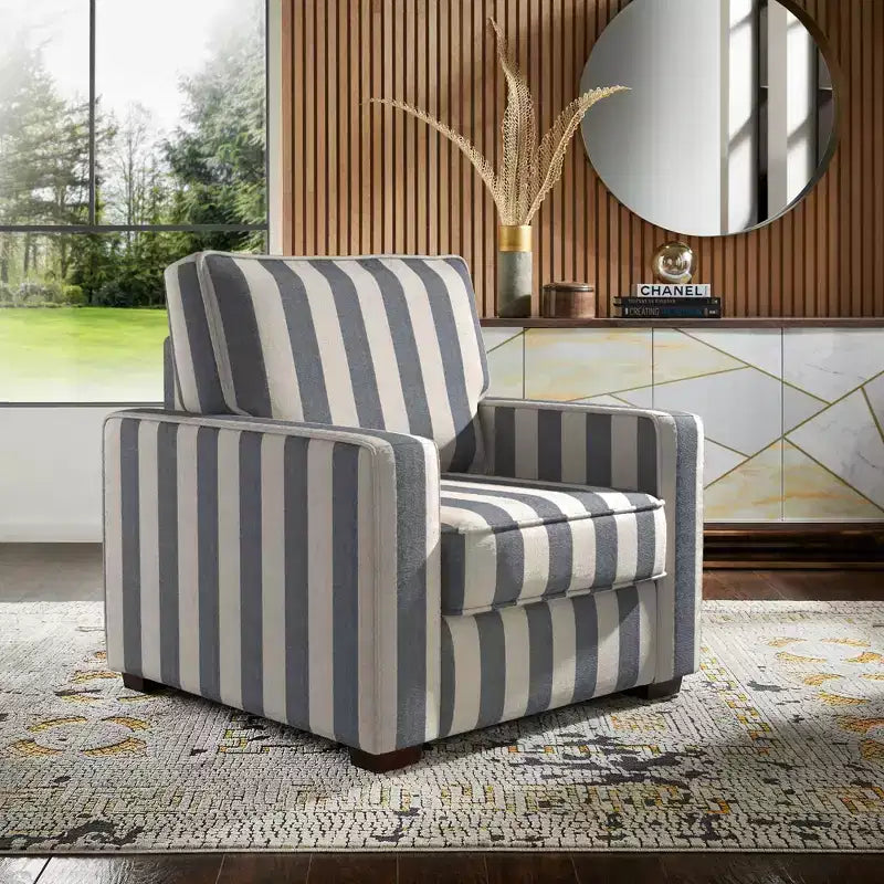 Poltrona di design con schienale e braccioli imbottiti