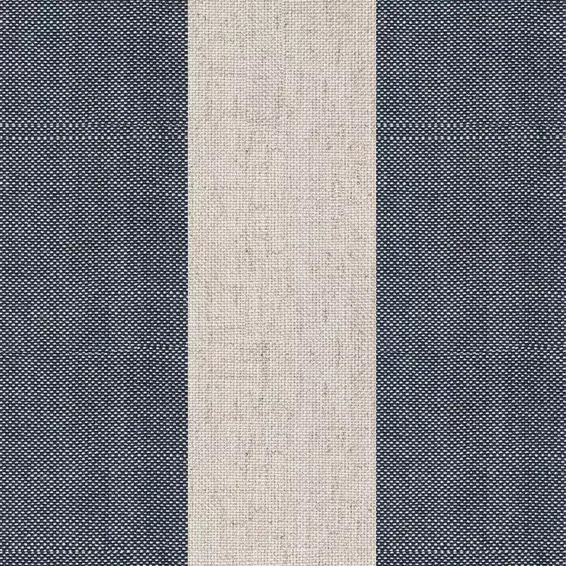 Poltrona di design con schienale e braccioli imbottiti